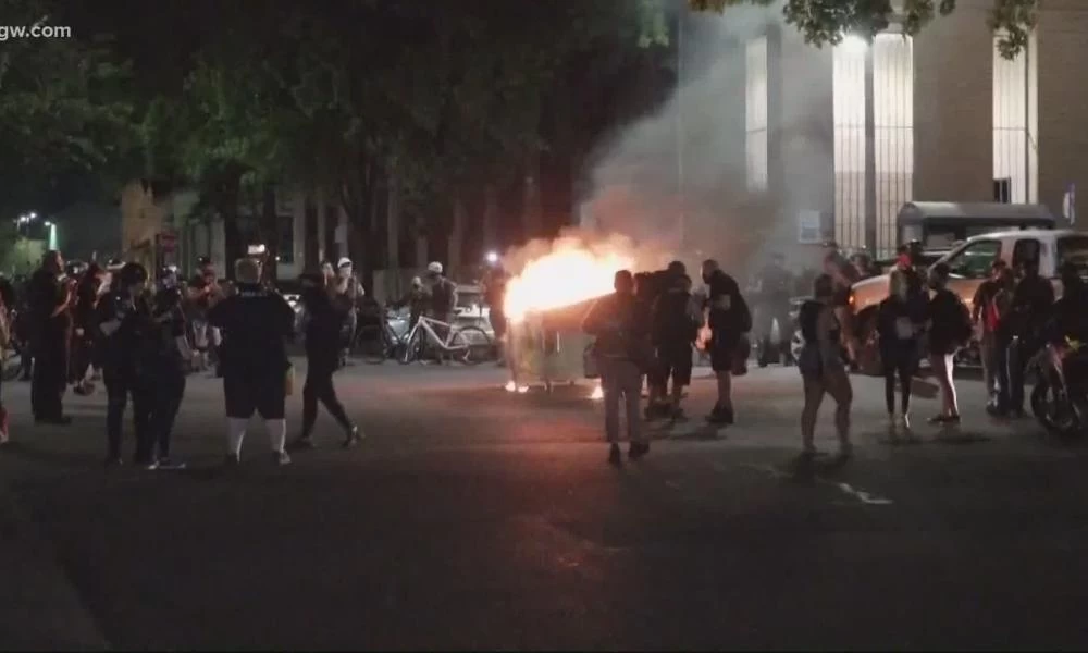 Πόρτλαντ: Φωτιά σε κεντρικό κτίριο από διαδηλωτές - Τραυματισμός αστυνομικού